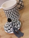    <b> Ceramiczny Pojemnik z Frędzlem - Czerń z Bielą<b>