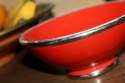 <b>                Ceramika - Miseczka Z Metalową Opaską W Czerwieni - Większy Model<b>